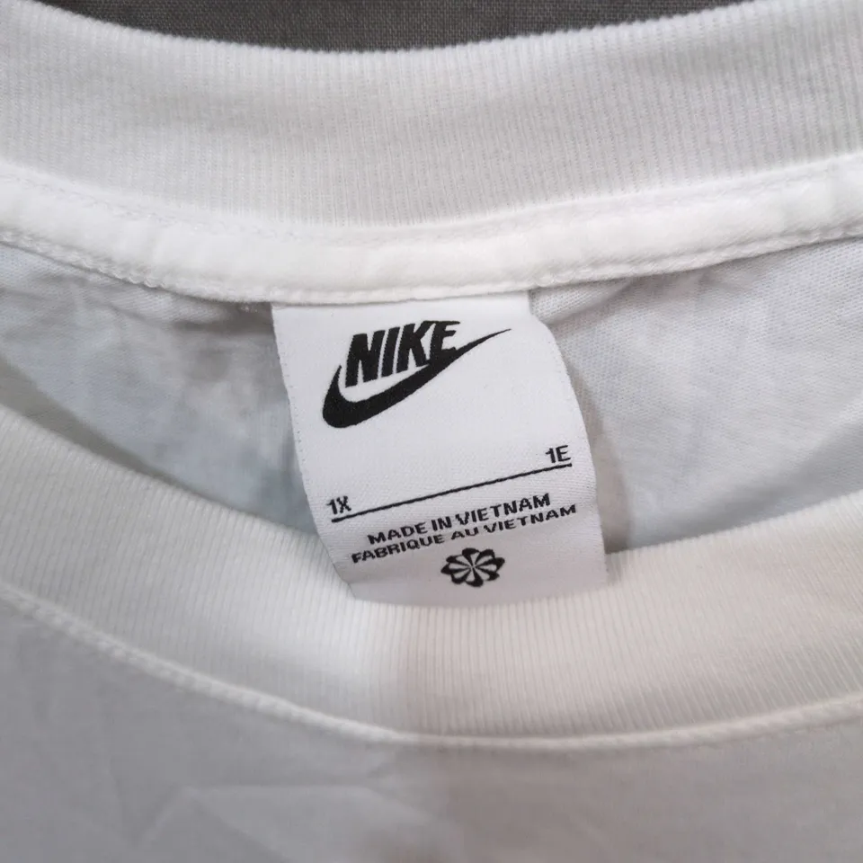 NIKE WHITE T-SHIRT WITH CHEST LOGO – SIZE 1X