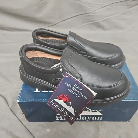 BOXED PAIR OF HIMALAYAN 9910-BK SHOES IN BLACK - SIZE 7