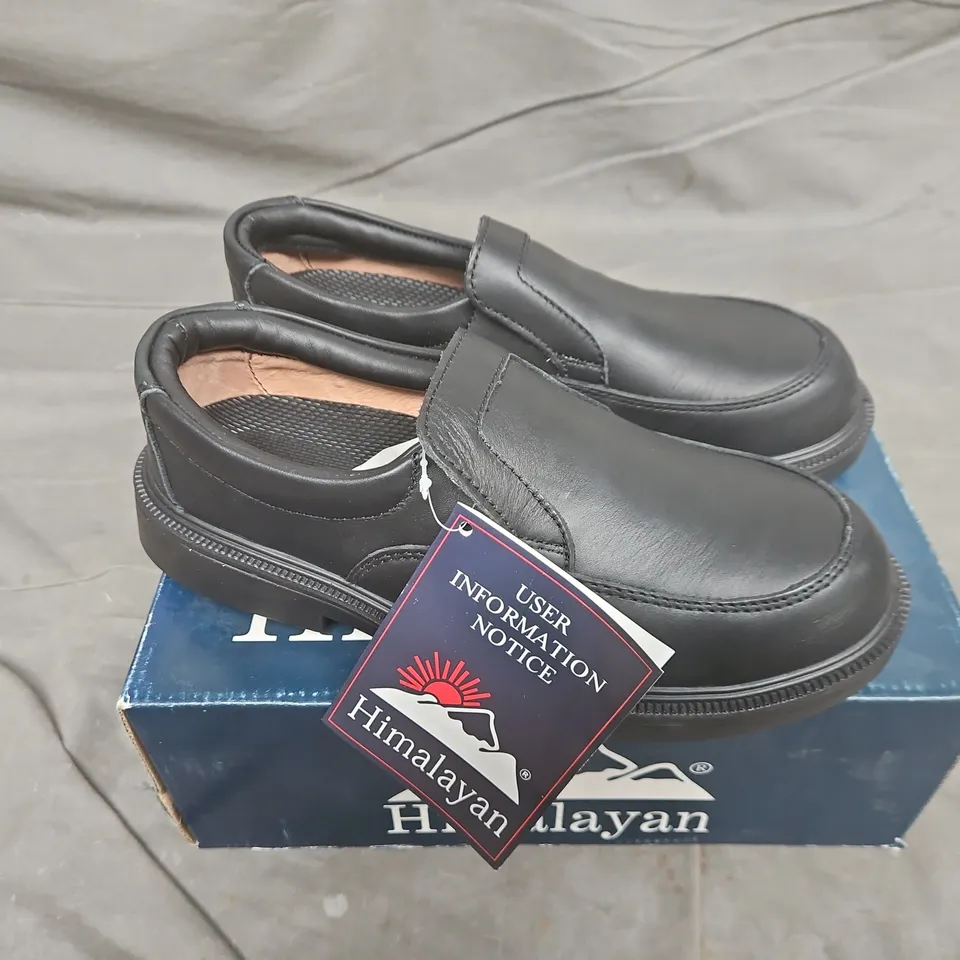 BOXED PAIR OF HIMALAYAN 9910-BK SHOES IN BLACK - SIZE 7