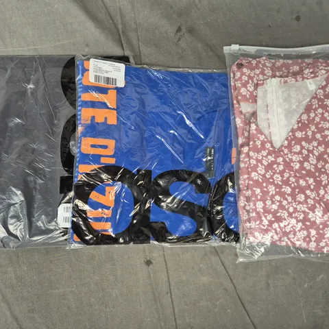 APPROXIMATELY 25 ASSORTED CLOTHING AND FASHION PRODUCTS IN VARIOUS STYLES AND SIZES - COLLECTION ONLY
