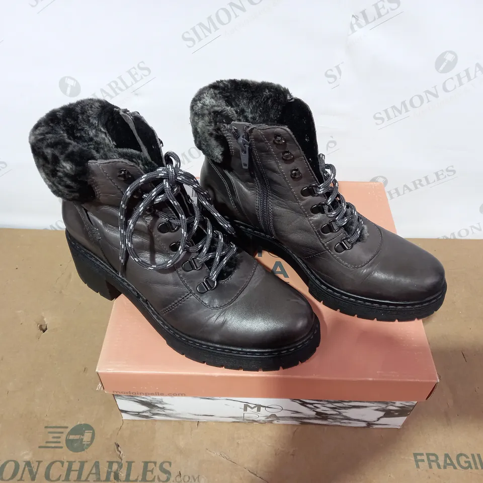 BOXED PAIR OF MODA IN PELLE BOOTS - SIZE 39