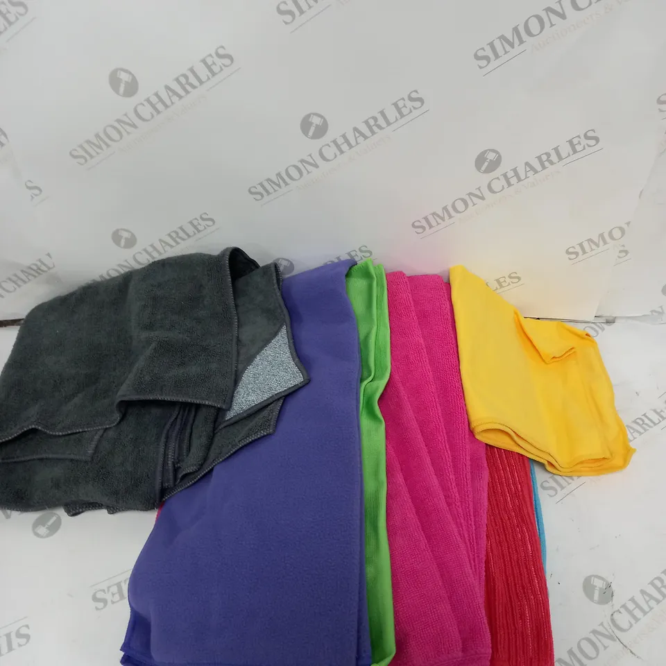 BAG OF APPROXIMATELY 15 ASSORTED MICROFIBRE CLOTHS IN ASSORTED COLOURS & SIZES 