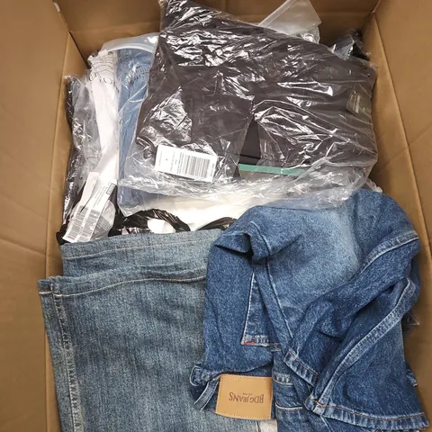 APPROXIMATELY 20 ASSORTED CLOTHING ITEMS IN VARIOUS SIZES, STYLES AND COLOURS
