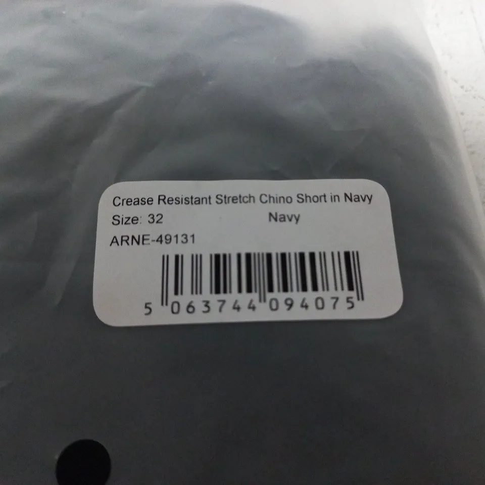 BAGGED ARNE CREASE RESISTANT STRETCH CHINO SHORTS IN NAVY - 32
