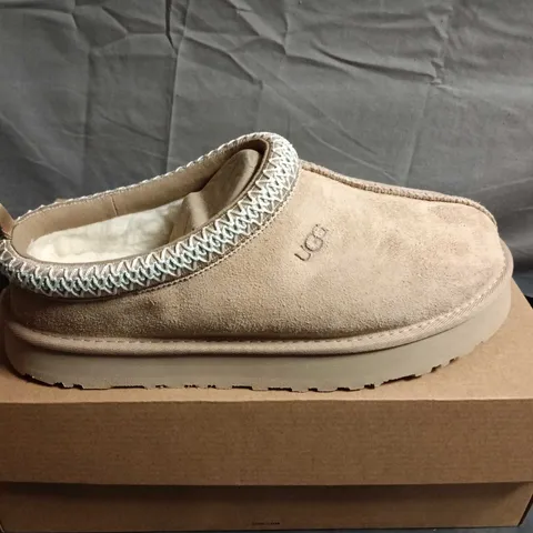 BOXED PAIR OF UGG WOMEN'S SUEDE SLIPPERS UK 5