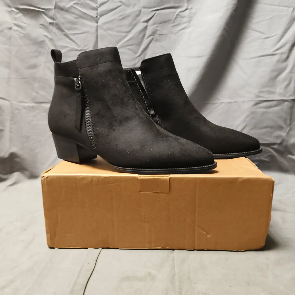 BOXED PAIR OF V BY VERY POINTED TOE LOW BLOCK HEEL ANKLE BOOTS IN BLACK SIZE 7