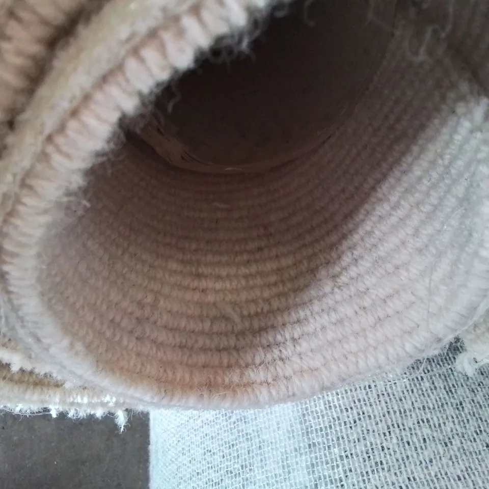 ROLL OF QUALITY BEACHCOMBER STRAND PEBBLE CARPET APPROXIMATELY 5M × 6.43M