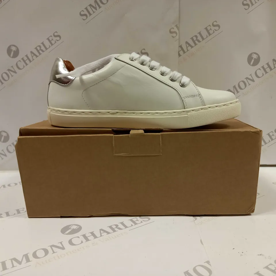 BOXED PAIR OF MAISON DE NIMES LEATHER ZIP SIDE TRAINERS IN WHITE - SIZE 5
