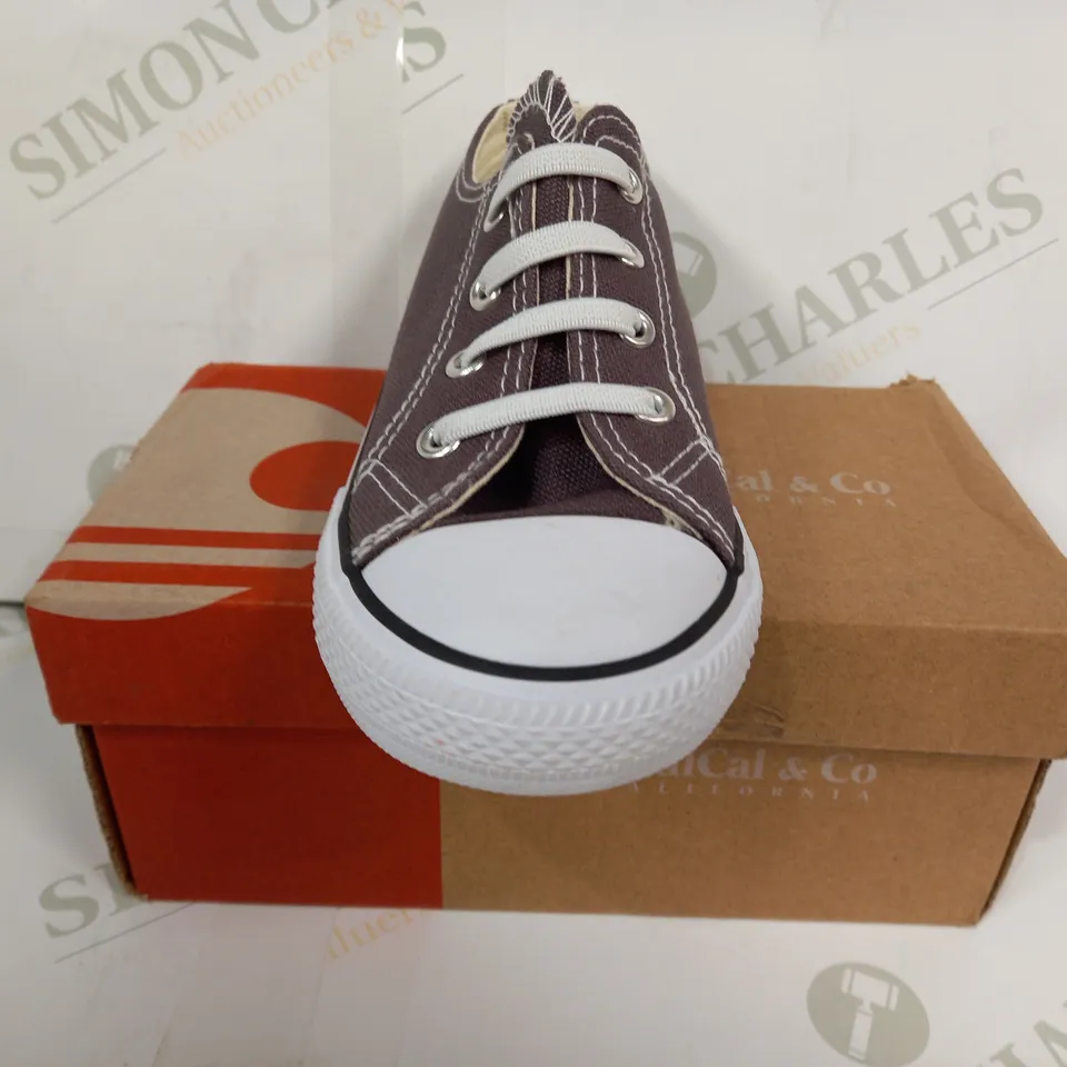 BOXED PAIR OF SOULCAL & CO CANVAS LOW SHOES IN GREY EU SIZE 27