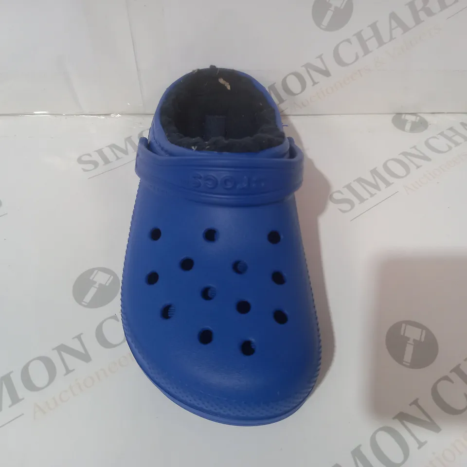 PAIR OF CROCS CLASSIC LINED KIDS CLOGS IN BLUE UK SIZE 13