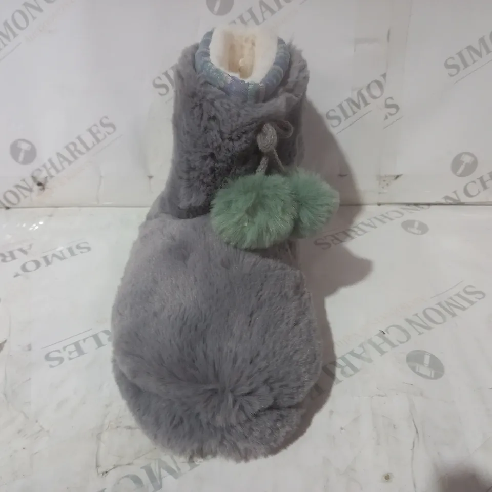 BOXED PAIR OF WHITE STUFF FAUX FUR BOOTIES IN GREY SIZE 7-8