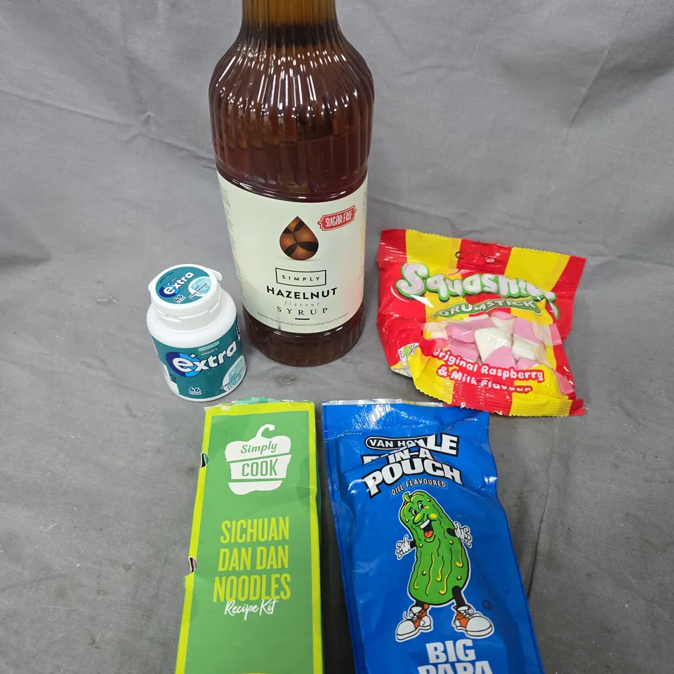 APPROXIMATELY 10 ASSORTED FOOD/DRINK PRODUCTS TO INCLUDE BIG PAPA PICKLE, EXTRA CHEWING GUM, HAZELNUT SYRUP ETC 
