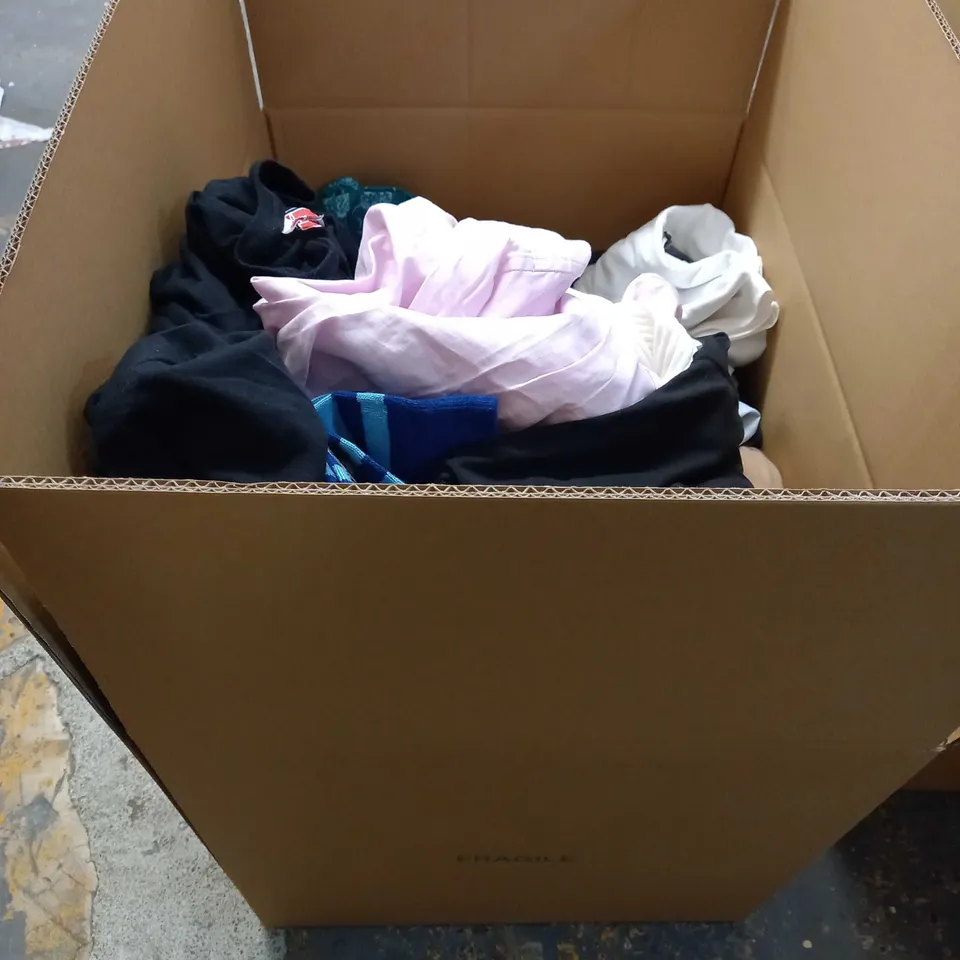 LOT OF APPROX 20 ASSORTED CLOTHING ITEMS VARYING IN SIZE/COLOUR/STYLE TO INCLUDE: TROUSERS, SKIRTS, TOPS