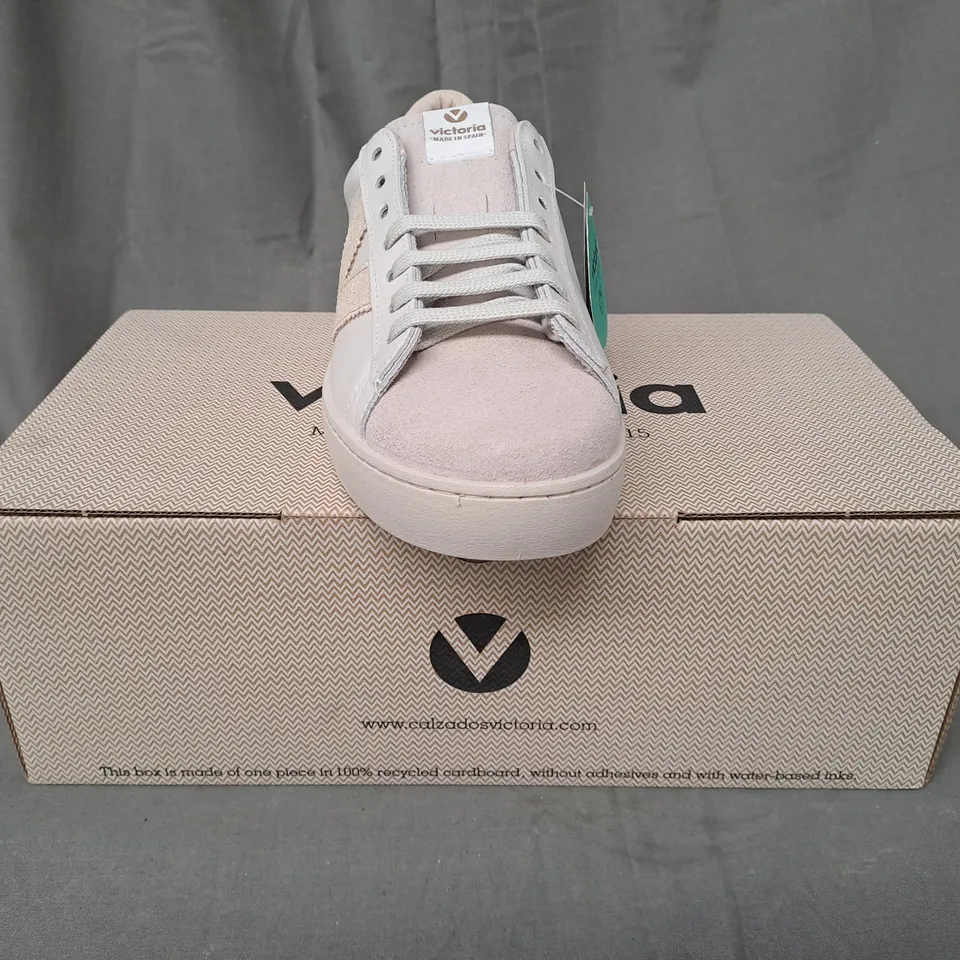 BOXED PAIR OF VICTORIA BERLIN TRAINERS IN WHITE EU SIZE 39