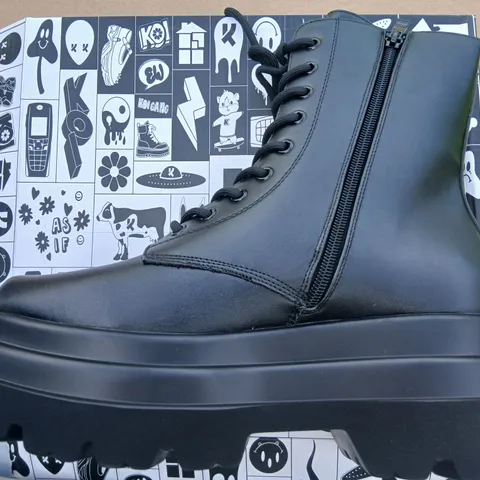 BOXED KOI DEATHWATCH TRIDENT PLATFORM BOOTS IN BLACK - UK9