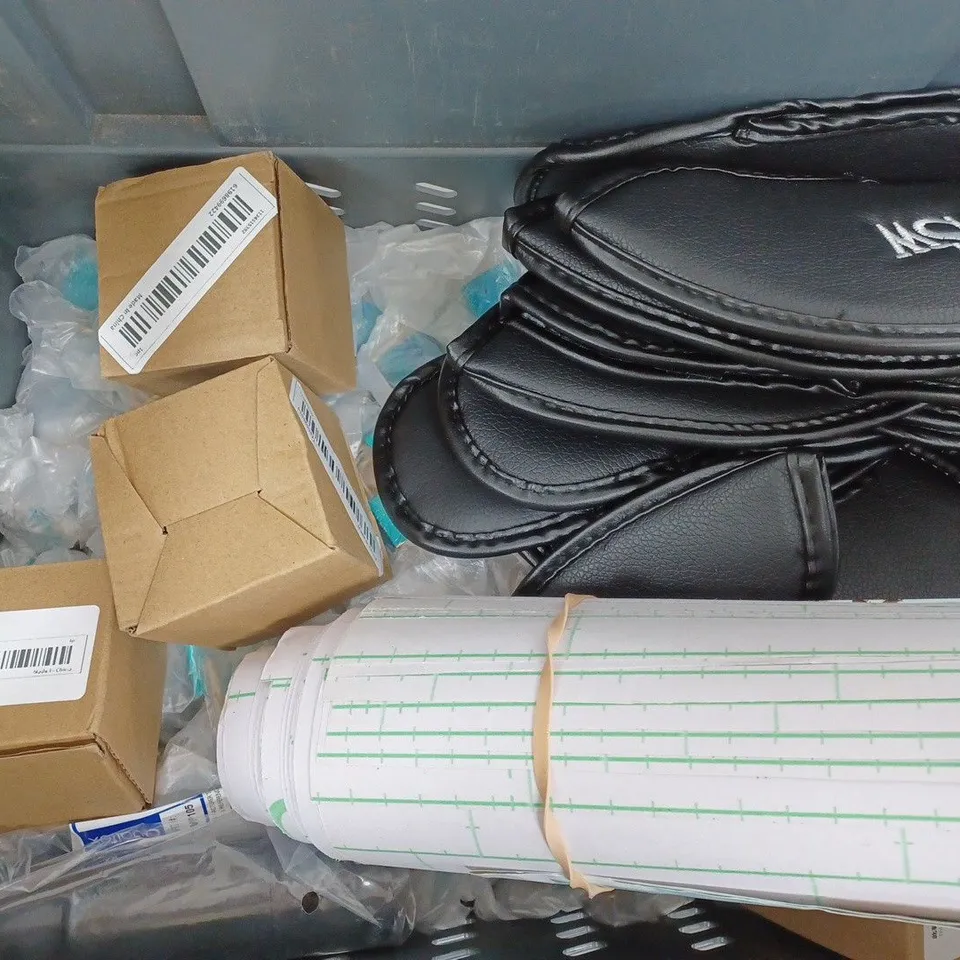BOX OF ASSORTED HOUSEHOLD ITEMS TO INCLUDE HANDHELD MINI FAN, STORAGE POUCHES, MINIATURE PADLOCKS, ETC