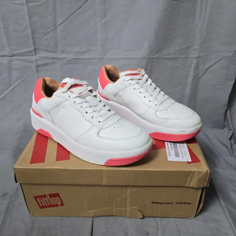 BOXED PAIR OF FITFLOP RALLY LEATHER SNEAKERS IN WHITE/ROSY CORAL SIZE 5