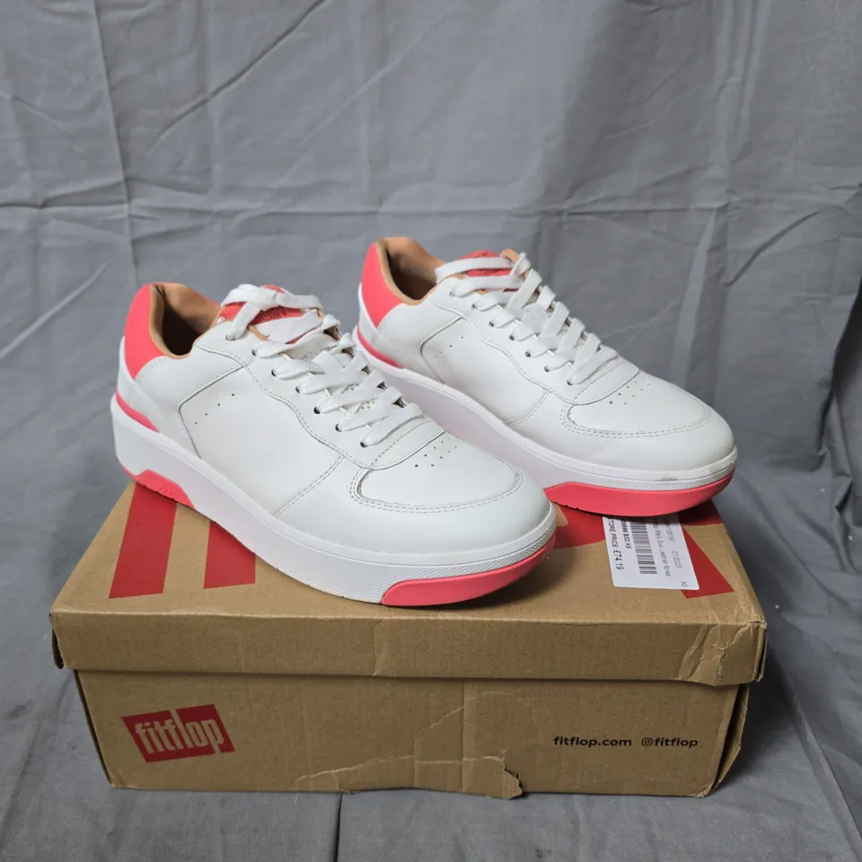BOXED PAIR OF FITFLOP RALLY LEATHER SNEAKERS IN WHITE/ROSY CORAL SIZE 5