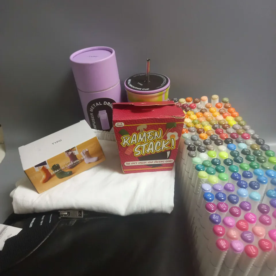 BOX OF APPROXIMATELY 15 ASSORTED HOUSEHOLD ITEMS TO INCLUDE ARTISTS DUAL NIB MARKERS, RAMEN STACK GAME, FAUX LEATHER JACKET ETC
