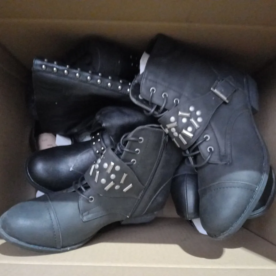 APPROXIMATELY 5 PAIRS OF ASSORTED SHOES IN VARIOUS STYLES AND SIZES