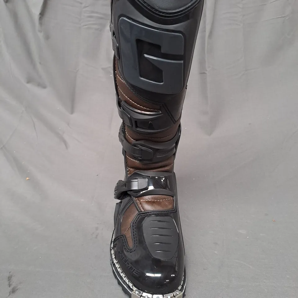 BOXED GAERNE FASTBACK ENDURANCE MOTORBIKE BOOTS SIZE 8