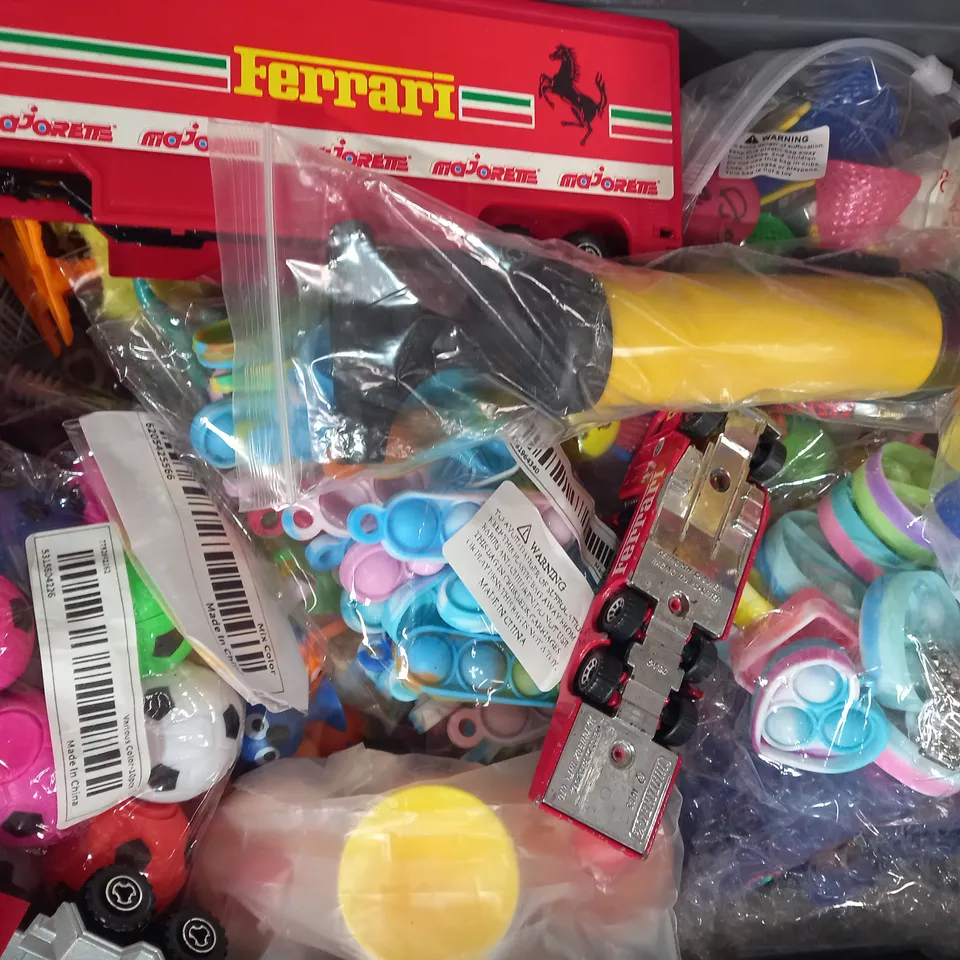 LOT OF APPROXIMATELY 10 ASSORTED TOYS AND GAMES TO INCLUDE DISNEY MULAN FIGURE, SCRATCH ART CARDS, SPORTS QUIZ, ETC