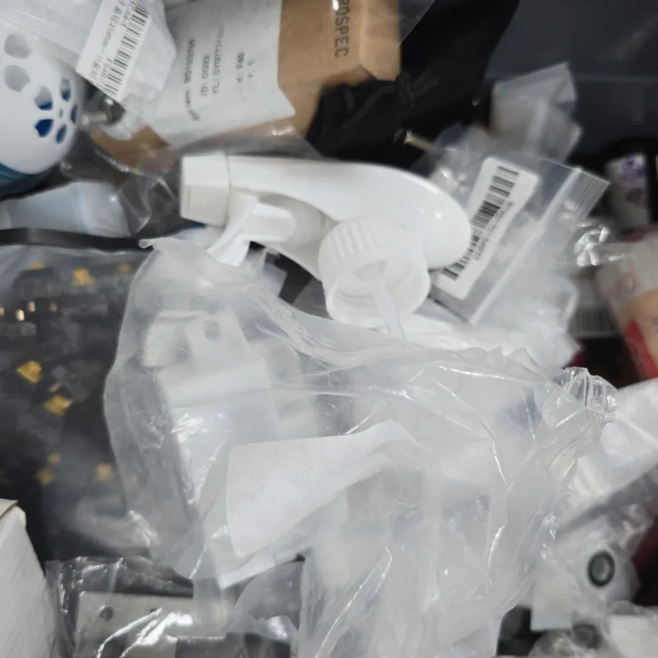 APPROXIMATELY 10 ASSORTED HOUSEHOLD ITEMS TO INCLUDE FILTERED SHOWERHEAD CAPSULE, ETC