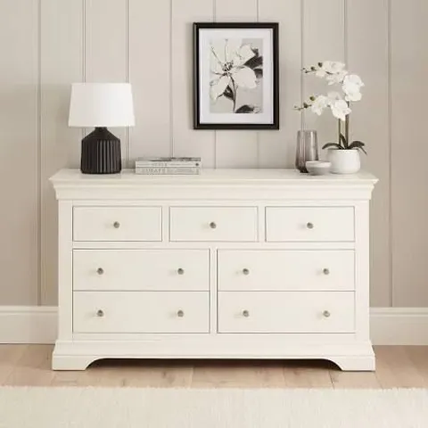 BOXED WILMSLOW WHITE PAINTED LARGE WIDE 3 OVER 4 CHEST OF DRAWERS