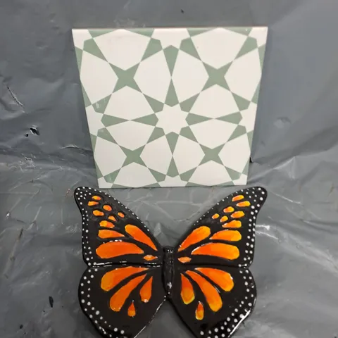 APPROXIMATELY 6 ASSORTED HOUSEHOLD PRODUCTS TO INCLUDE TILES & WALL ORNAMENTS 