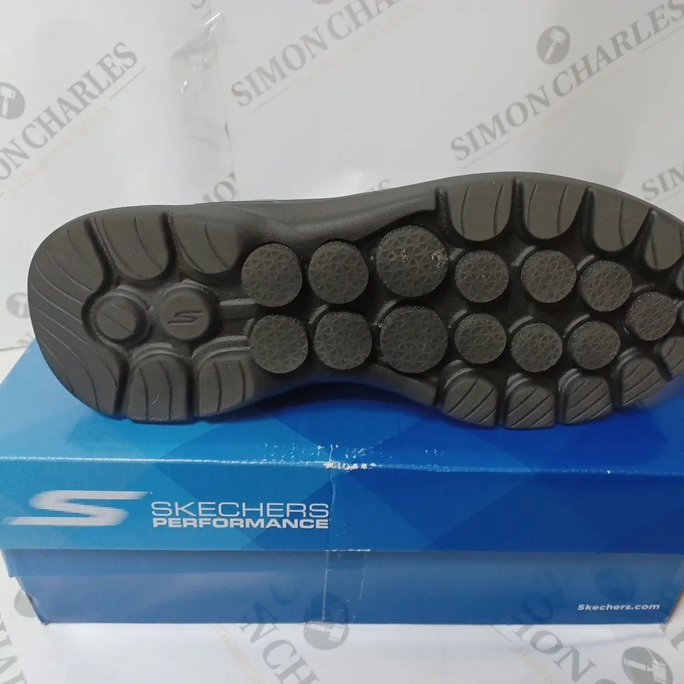 BOXED PAIR OF SKECHERS MOTLEY TRAINERS IN BLACK  - SIZE 10