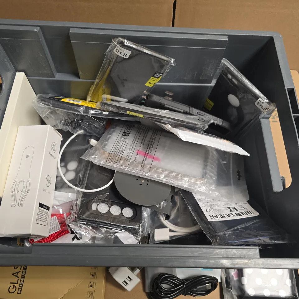 LOT OF ASSORTED MOBILE PHONE ACCESSORIES TO INCLUDE CASES, SCREEN PROTECTORS AND CHARGERS