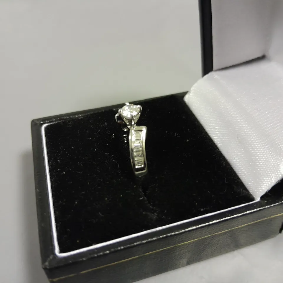 18CT WHITE GOLD TWIST RING SET WITH A NATURAL DIAMOND BAGUETTE SHOULDERS