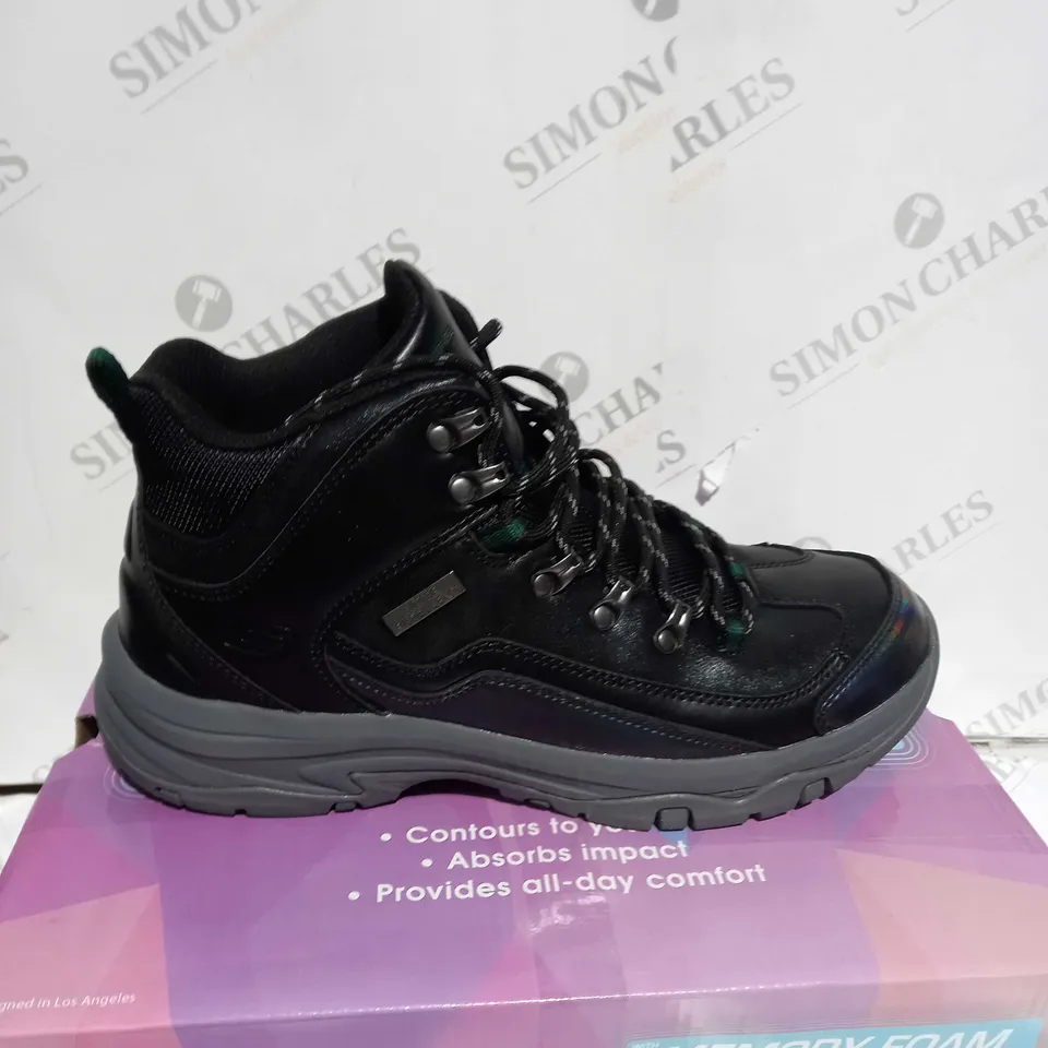 BOXED PAIR OF SKETCHERS BLACK BOOTS UK SIZE 7