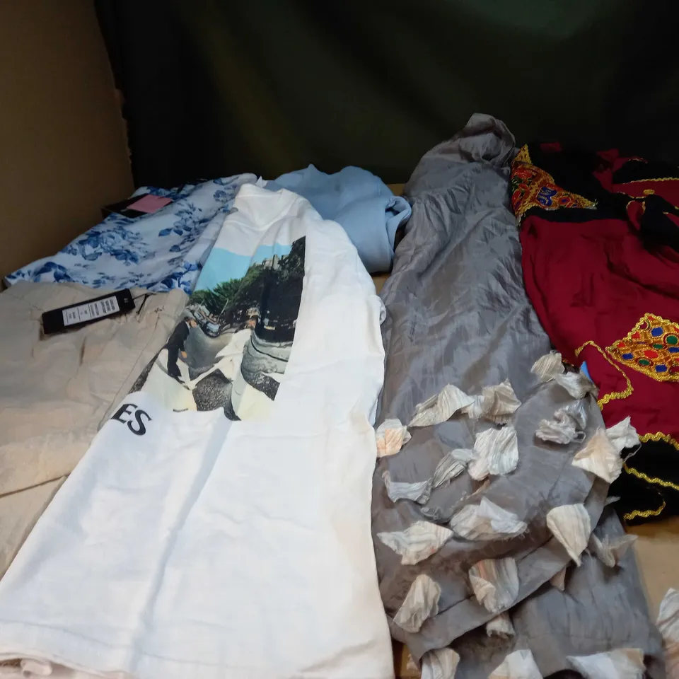 LOT OF APPROX 25 ASSORTED CLOTHING ITEMS VARYING IN SIZE/COLOUR/STYLE TO INCLUDE: TROUSERS, TOPS, DRESSES