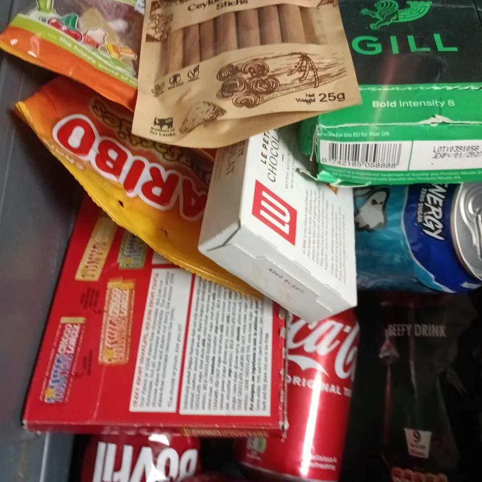 APPROXIMATELY 15 ASSORTED FOOD/DRINK PRODUCTS TO INCLUDE MIXED FRUIT SWEETS, BOVRIL DRINK, MUSHROOM SOUP ETC 