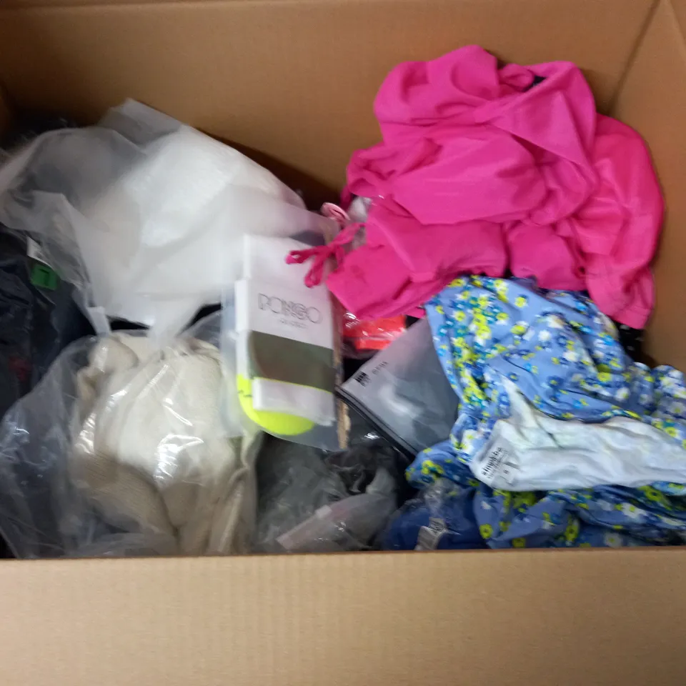 LARGE QUANTITY OF ASSORTED CLOTHING ITEMS TO INCLUDE PRETTYLITTLETHING, SIMPLY BE AND PONGO