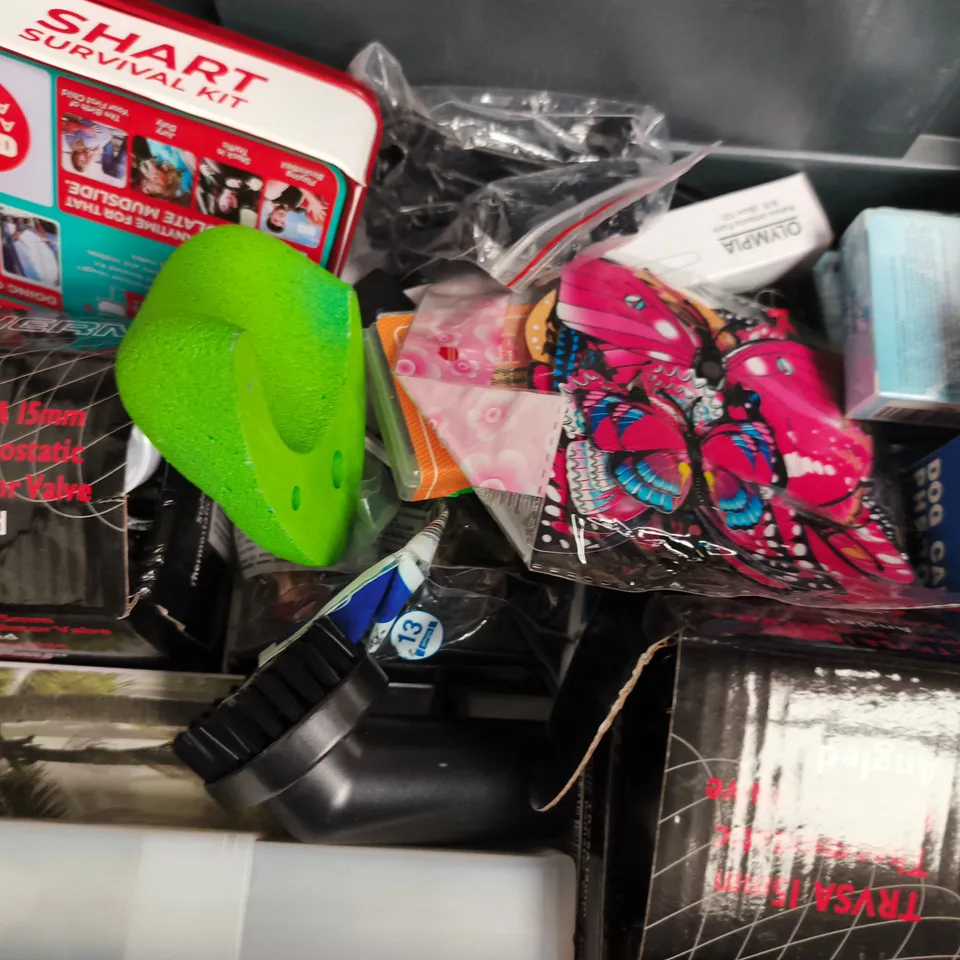 APPROXIMATELY 10 ASSORTED HOUSEHOLD ITEMS TO INCLUDE OUTLINE MARKERS, SNOW REMOVAL DEVICE, ETC