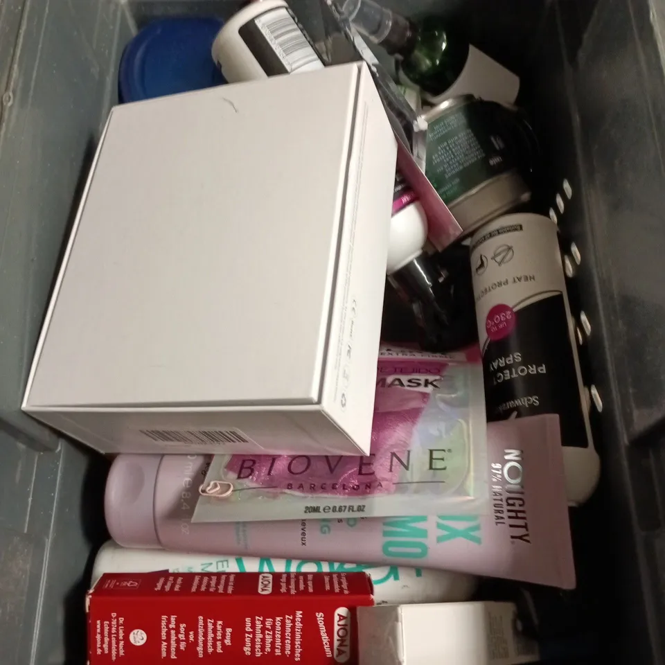 APPROXIMATEY 20 ASSORTED HEALTH AND BEAUTY PRODUCTS TO INCLUDE - PALMER'S COCOA BUTTER - SCHWARZKOPF HEAT PROTECTION SPRAY AND COW HEAD BAND