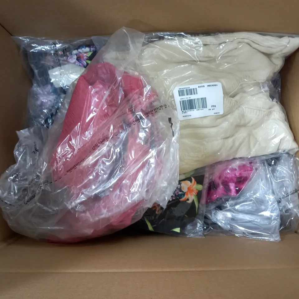 APPROXIMATELY 20 ASSORTED CLOTHING ITEMS IN VARIOUS COLOURS AND SIZES