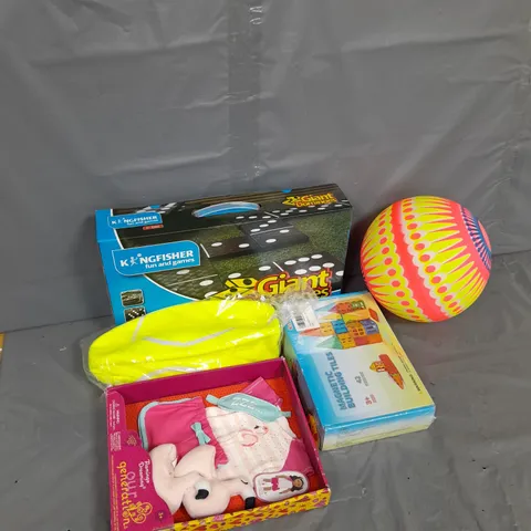 LARGE BOX OF APROXIMATELY 10 ASSORTED TOYS AND GAMES TO INCLUDE BALLS, GIANT DOMINOS AND WATER SPRAYERS