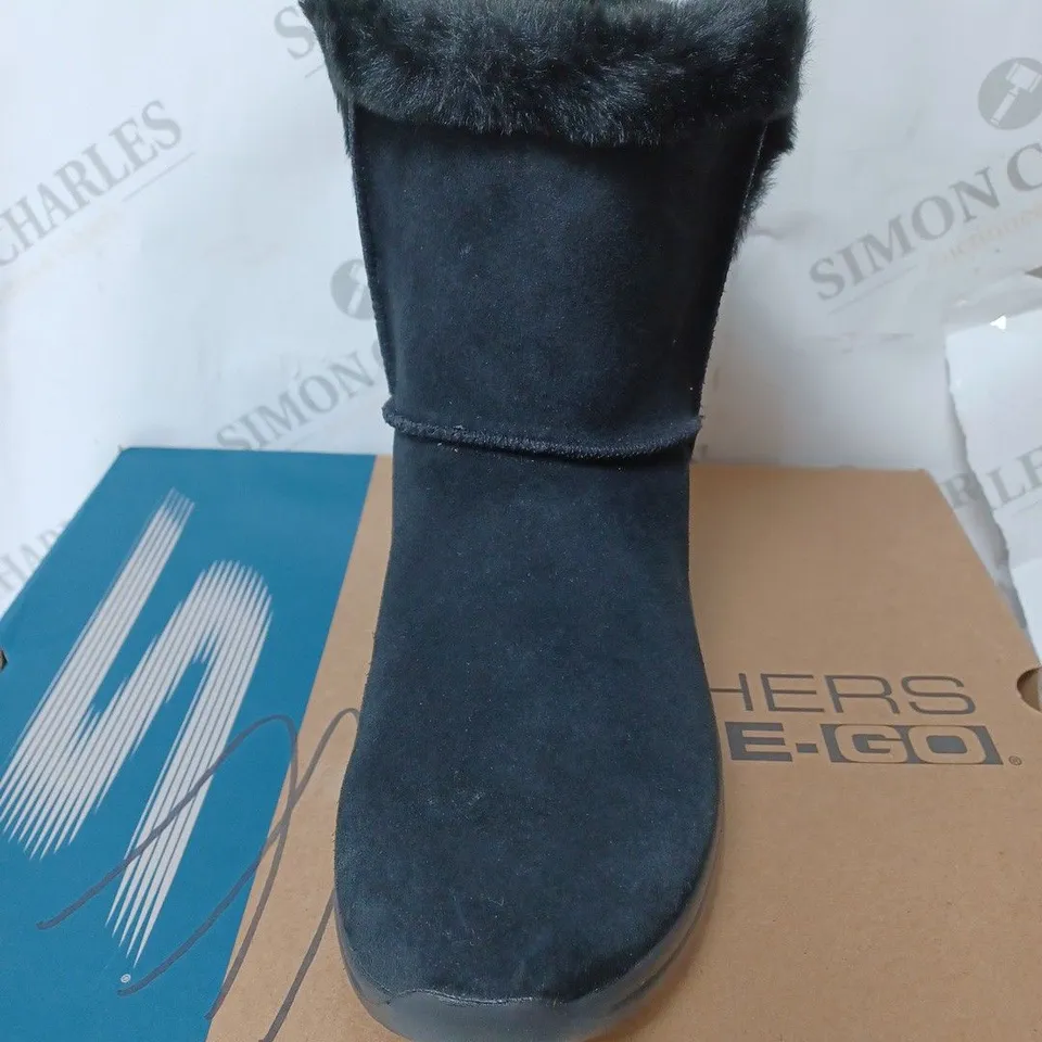 BOXED SKECHERS ON-THE-GO MIDTOWN CHILL BABY BOOTS, BLACK - SIZE 5 