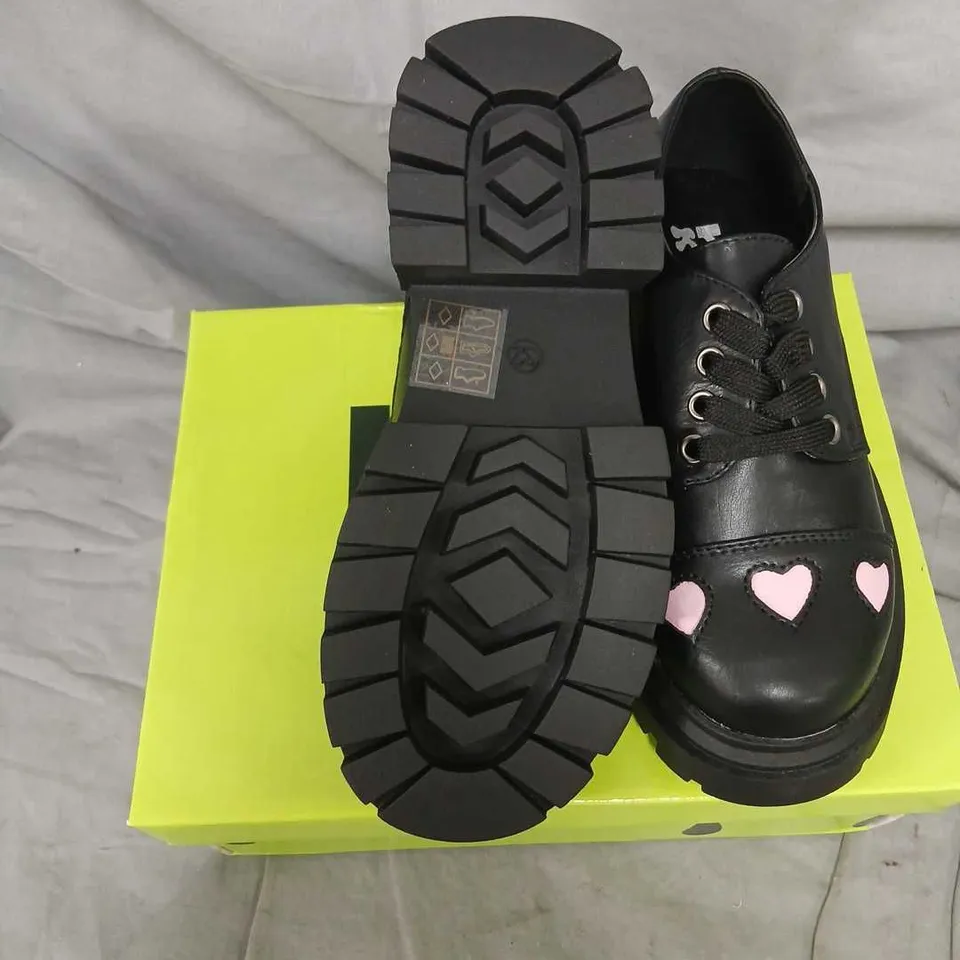 BRAND NEW BOXED KOI KIDZ LIL' TENNIN HEART SHOES - BLACK LEATHER WITH PINK HEARTS, UK 11 (KIDS)