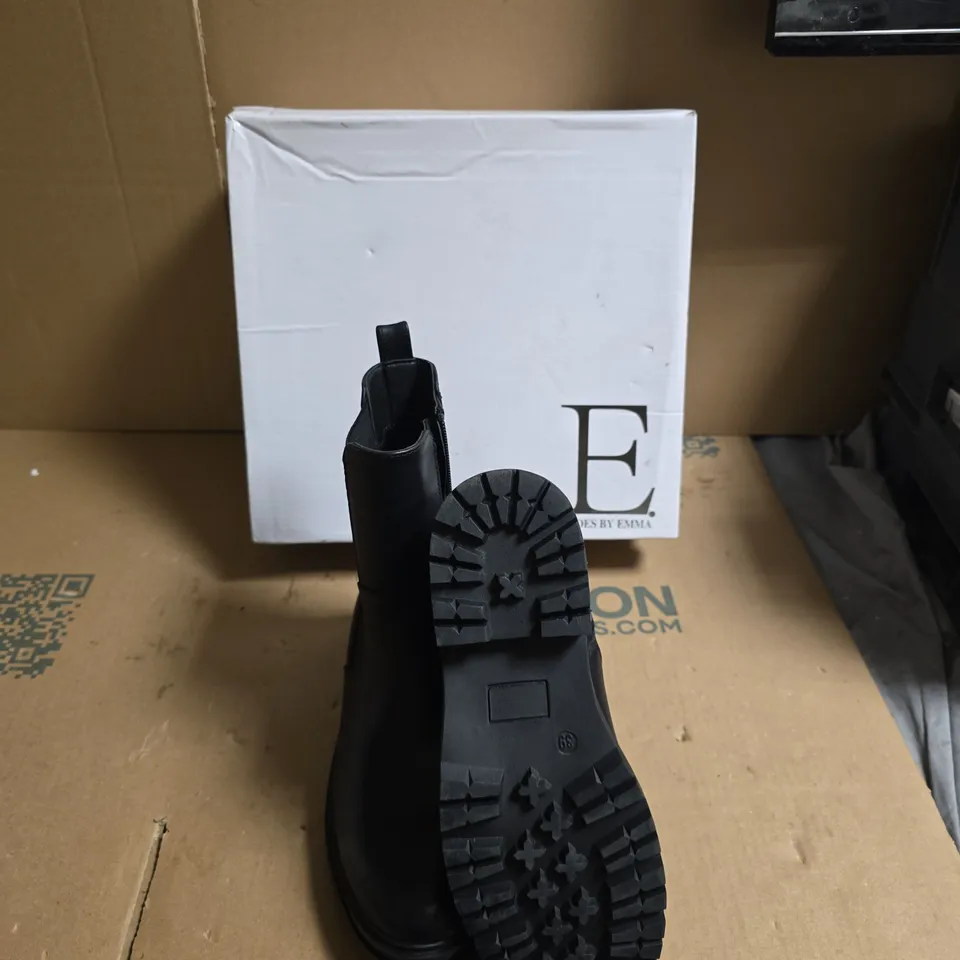 E SHOES BY EMMA BLACK ANKLE BOOT WITH ELASTIC SIDE PANEL AND ZIP – UK SIZE 6