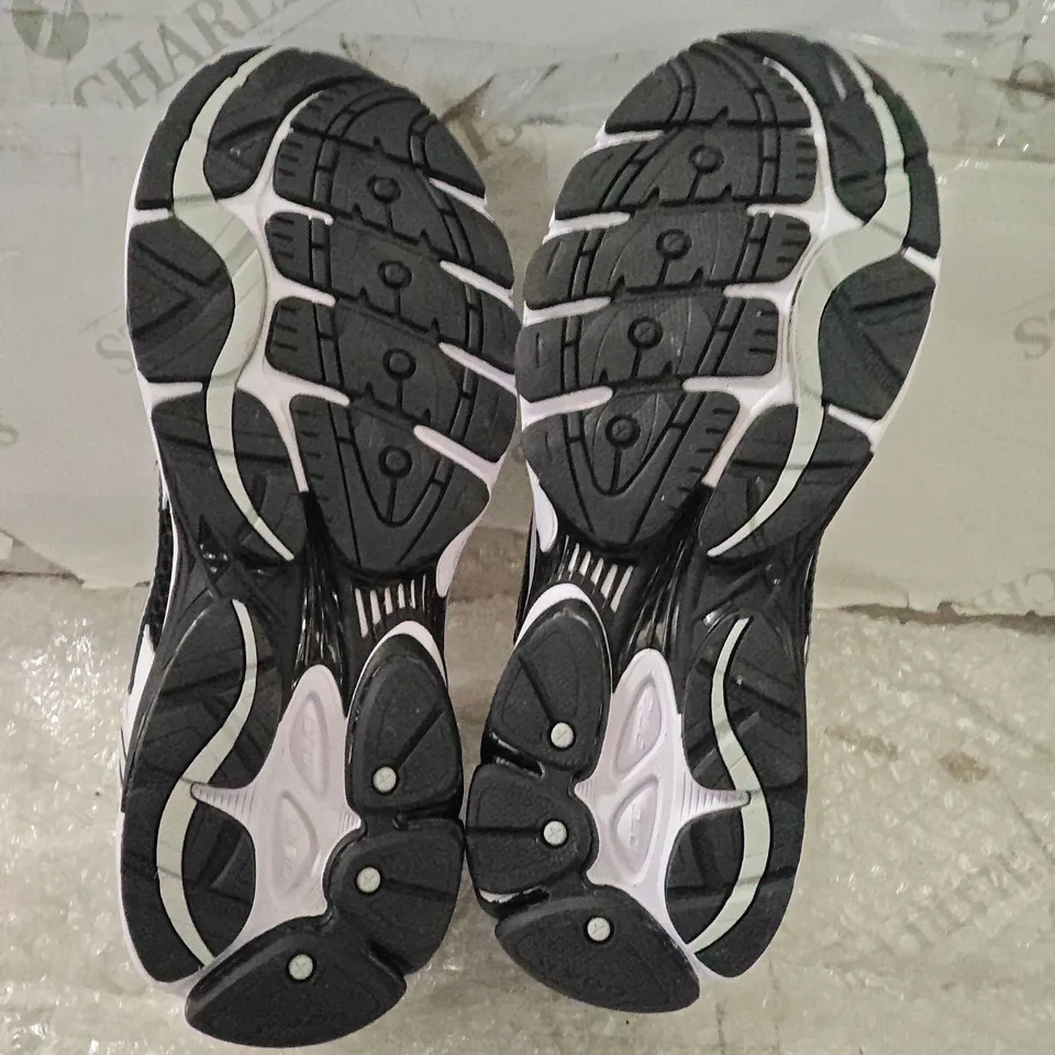 SAUCONY RUNNING SHOES IN BLACK/WHITE, MEN'S - UK 9