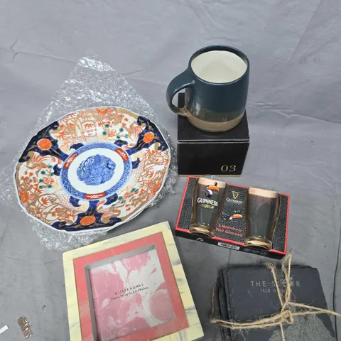 APPROXIMATELY 10 ASSORTED HOUSEHOLD PRODUCTS TO INCLUDE COASTERS, PICTURE FRAME, HOME DECOR ETC
