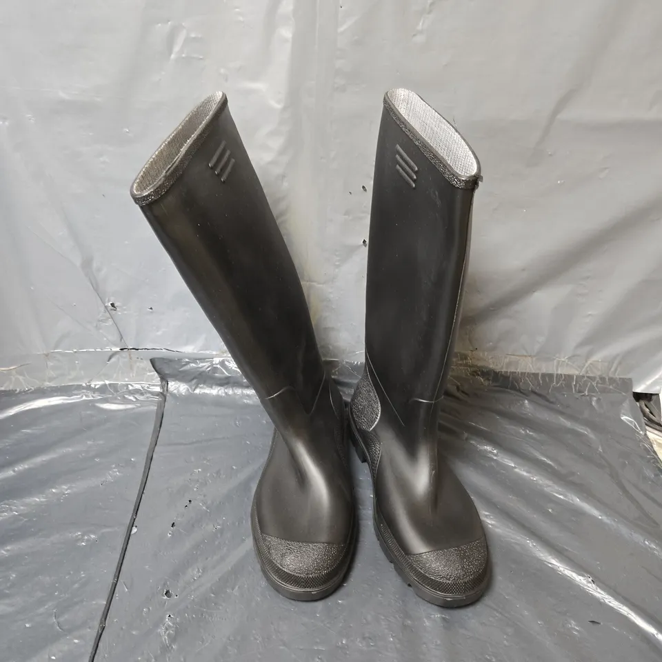 UNBOXED PAIR OF DUNLOP WELLIES IN BLACK - SIZE 7