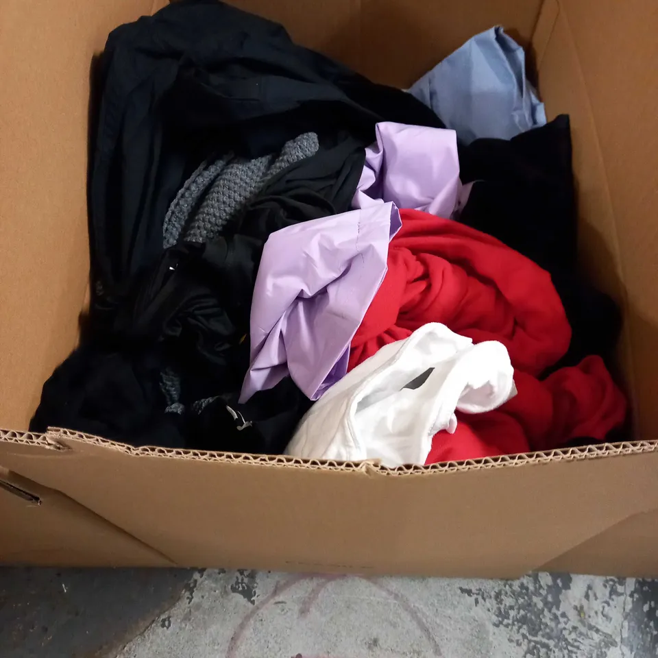 LOT OF APPROX 25 ASSORTED CLOTHING ITEMS VARYING IN SIZE/COLOUR/STYLE TO INCLUDE: TROUSERS, TOPS, DRESSES