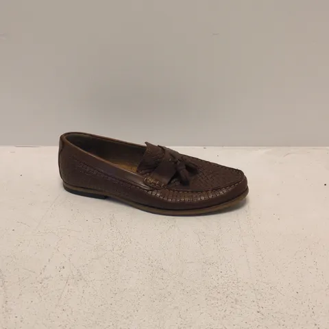 RIVER ISLAND MEN'S BROWN WOVEN LEATHER TASSEL LOAFER (UK 7)