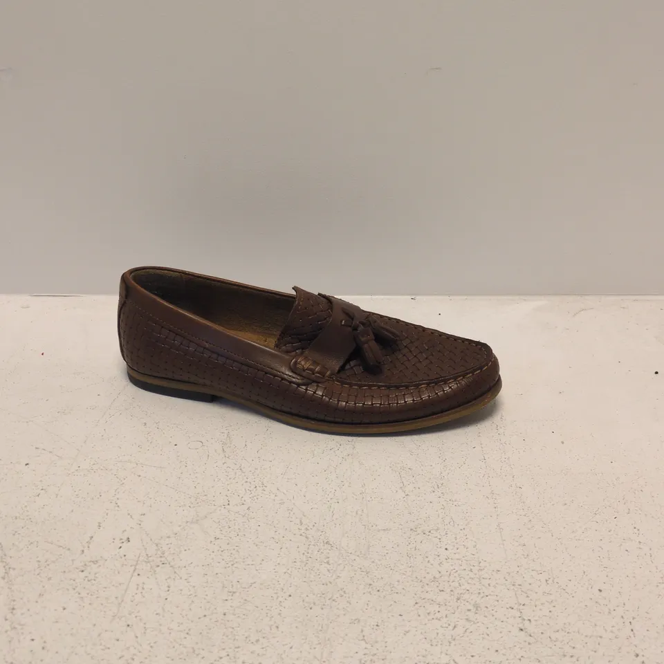 RIVER ISLAND MEN'S BROWN WOVEN LEATHER TASSEL LOAFER (UK 7)