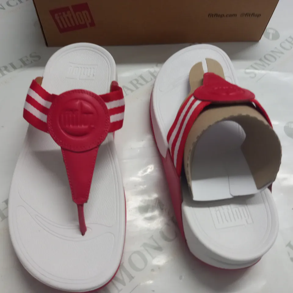 BOXED FIT FLOP WALKSTAR TOE-POST SANDALS IN RED - UK 5